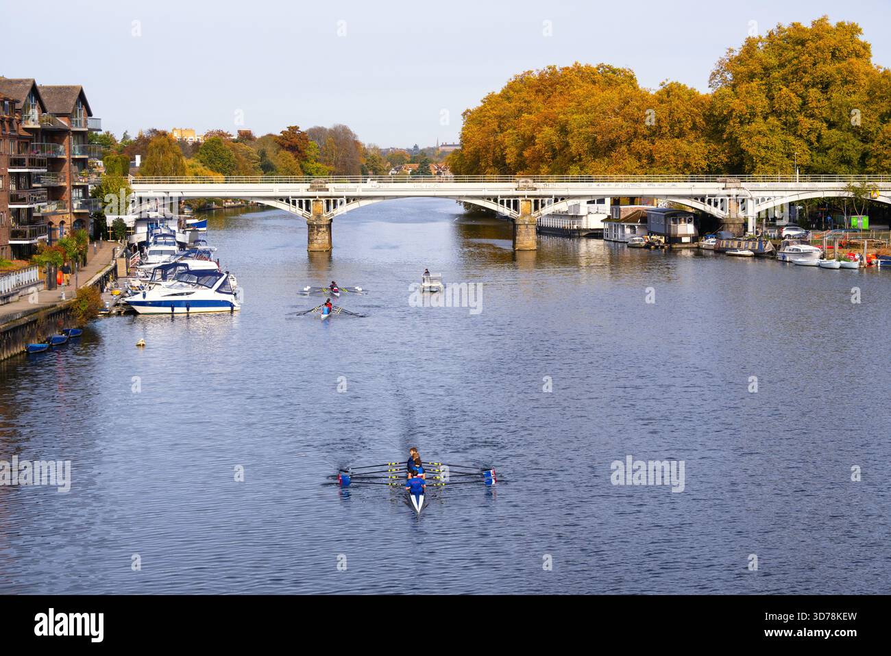 Blick über die Themse in Richtung Kingston Railway Bridge, London, England Stockfoto