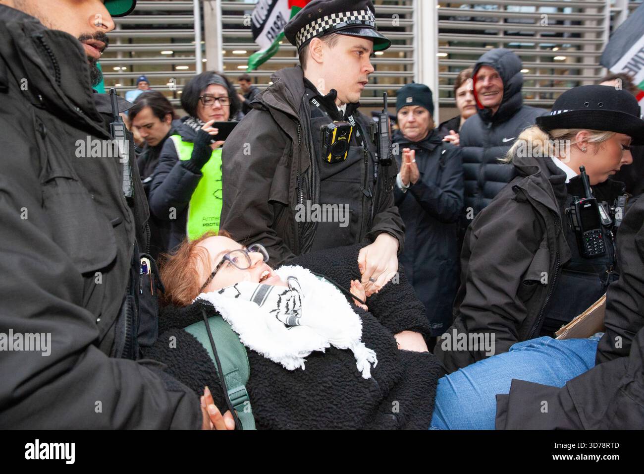 London, Großbritannien. November 2025. Anhänger der verbotenen Organisation Palestine Action haben heute vor dem Innenministerium in Westminster eine Proteste veranstaltet. Um 13:00 Uhr schrieben sie auf ihren Plakaten „Ich lehne Völkermord ab, ich unterstütze Palästina-Aktion“ und wurden von der Metropolitan Police wegen eines Terroranschlags ordnungsgemäß verhaftet. Dies ist eine von einer Reihe ähnlicher Demonstrationen, die von der Verteidigung unserer Geschworenen organisiert werden, einer Wahlkampfgruppe, die versucht, Fragen der Demokratie und der Redefreiheit hervorzuheben. Quelle: Anna Watson/Alamy Live News Stockfoto