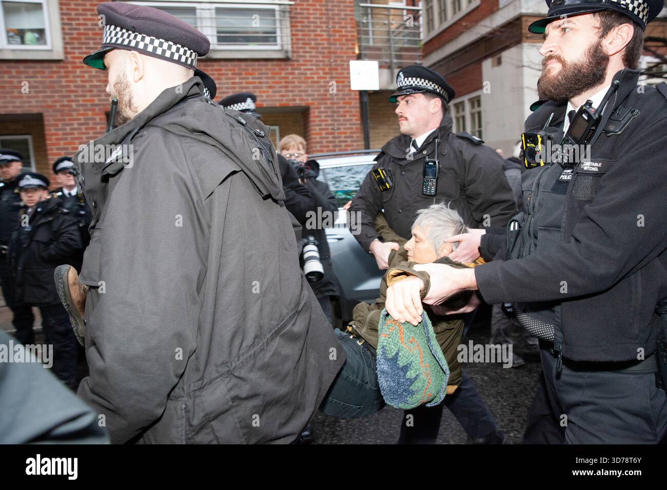London, Großbritannien. November 2025. Anhänger der verbotenen Organisation Palestine Action haben heute vor dem Innenministerium in Westminster eine Proteste veranstaltet. Um 13:00 Uhr schrieben sie auf ihren Plakaten „Ich lehne Völkermord ab, ich unterstütze Palästina-Aktion“ und wurden von der Metropolitan Police wegen eines Terroranschlags ordnungsgemäß verhaftet. Dies ist eine von einer Reihe ähnlicher Demonstrationen, die von der Verteidigung unserer Geschworenen organisiert werden, einer Wahlkampfgruppe, die versucht, Fragen der Demokratie und der Redefreiheit hervorzuheben. Quelle: Anna Watson/Alamy Live News Stockfoto
