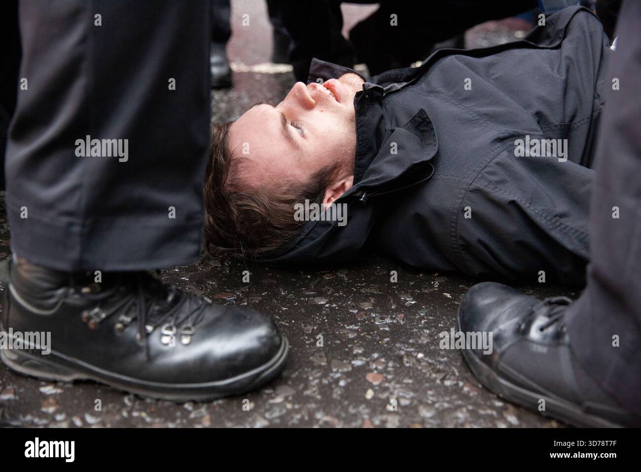 London, Großbritannien. November 2025. Anhänger der verbotenen Organisation Palestine Action haben heute vor dem Innenministerium in Westminster eine Proteste veranstaltet. Um 13:00 Uhr schrieben sie auf ihren Plakaten „Ich lehne Völkermord ab, ich unterstütze Palästina-Aktion“ und wurden von der Metropolitan Police wegen eines Terroranschlags ordnungsgemäß verhaftet. Dies ist eine von einer Reihe ähnlicher Demonstrationen, die von der Verteidigung unserer Geschworenen organisiert werden, einer Wahlkampfgruppe, die versucht, Fragen der Demokratie und der Redefreiheit hervorzuheben. Quelle: Anna Watson/Alamy Live News Stockfoto