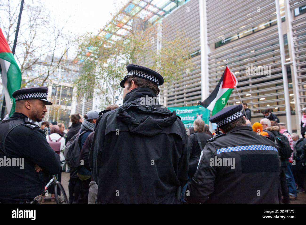 London, Großbritannien. November 2025. Anhänger der verbotenen Organisation Palestine Action haben heute vor dem Innenministerium in Westminster eine Proteste veranstaltet. Um 13:00 Uhr schrieben sie auf ihren Plakaten „Ich lehne Völkermord ab, ich unterstütze Palästina-Aktion“ und wurden von der Metropolitan Police wegen eines Terroranschlags ordnungsgemäß verhaftet. Dies ist eine von einer Reihe ähnlicher Demonstrationen, die von der Verteidigung unserer Geschworenen organisiert werden, einer Wahlkampfgruppe, die versucht, Fragen der Demokratie und der Redefreiheit hervorzuheben. Quelle: Anna Watson/Alamy Live News Stockfoto