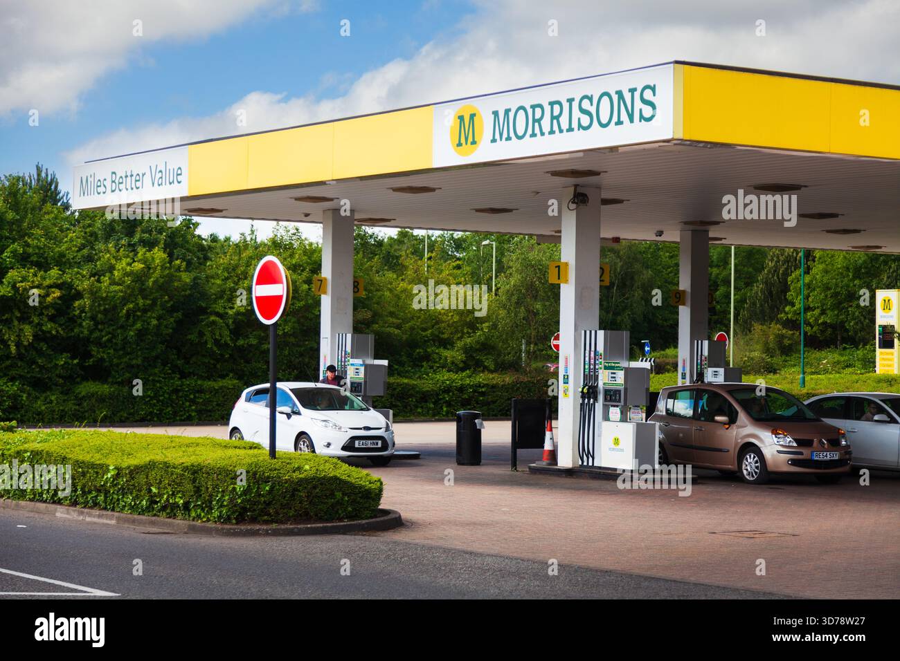 Morrisons Tankstelle Canopy Mit Tankwagen Und Wegweisern Zum Besseren Preis Stockfoto