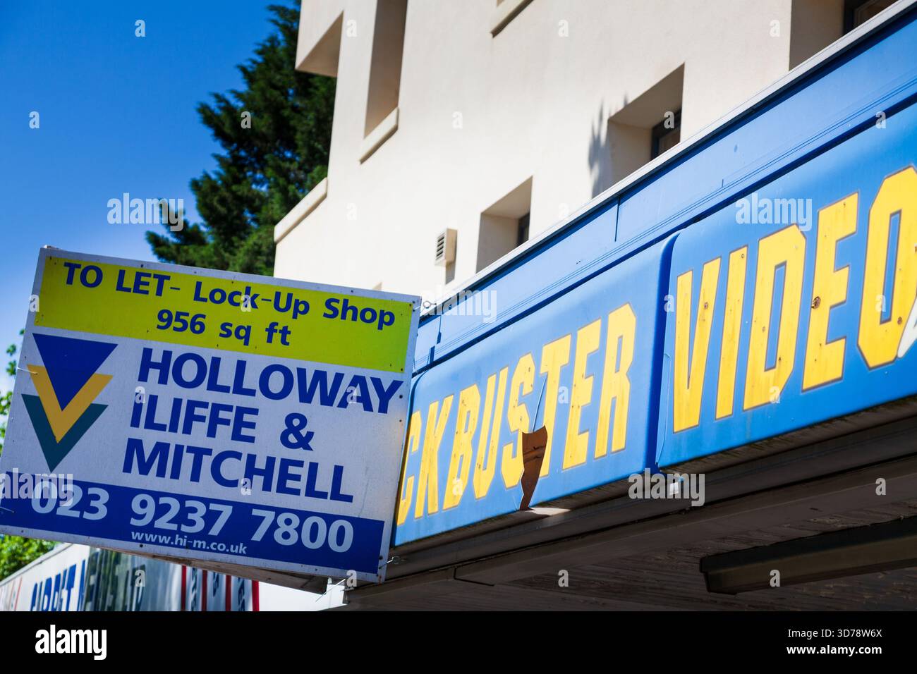 Stillgelegter Blockbuster-Videoshop mit Immobilienmaklern, die zu vermieten sind Stockfoto