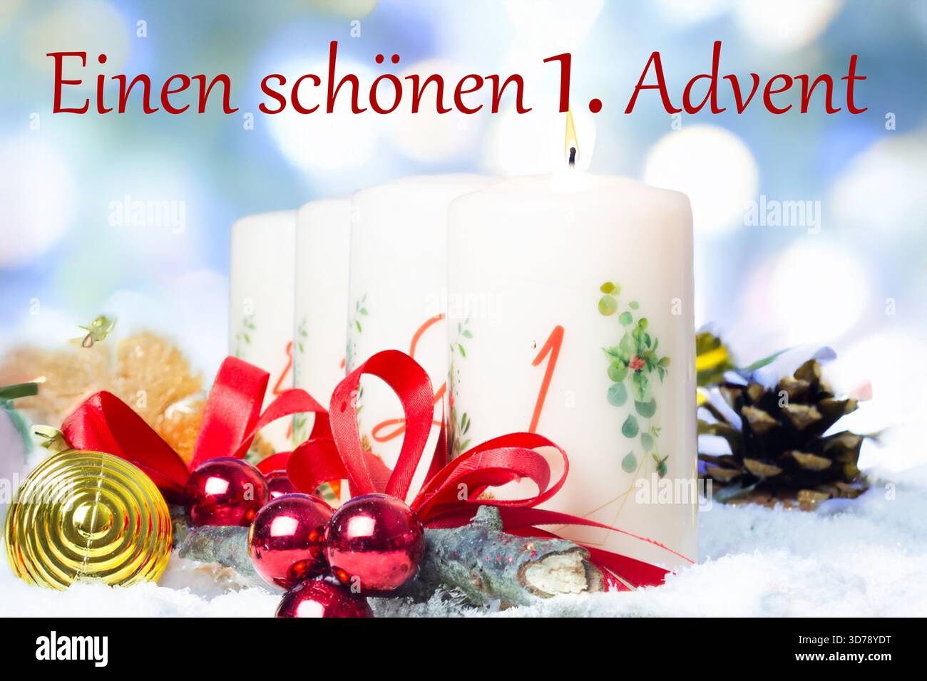Grußkarte für den ersten Adventssonntag: Adventskerzen mit Weihnachtsdekoration und Text EINEN SCHÖNEN 1. ADVENT Stockfoto