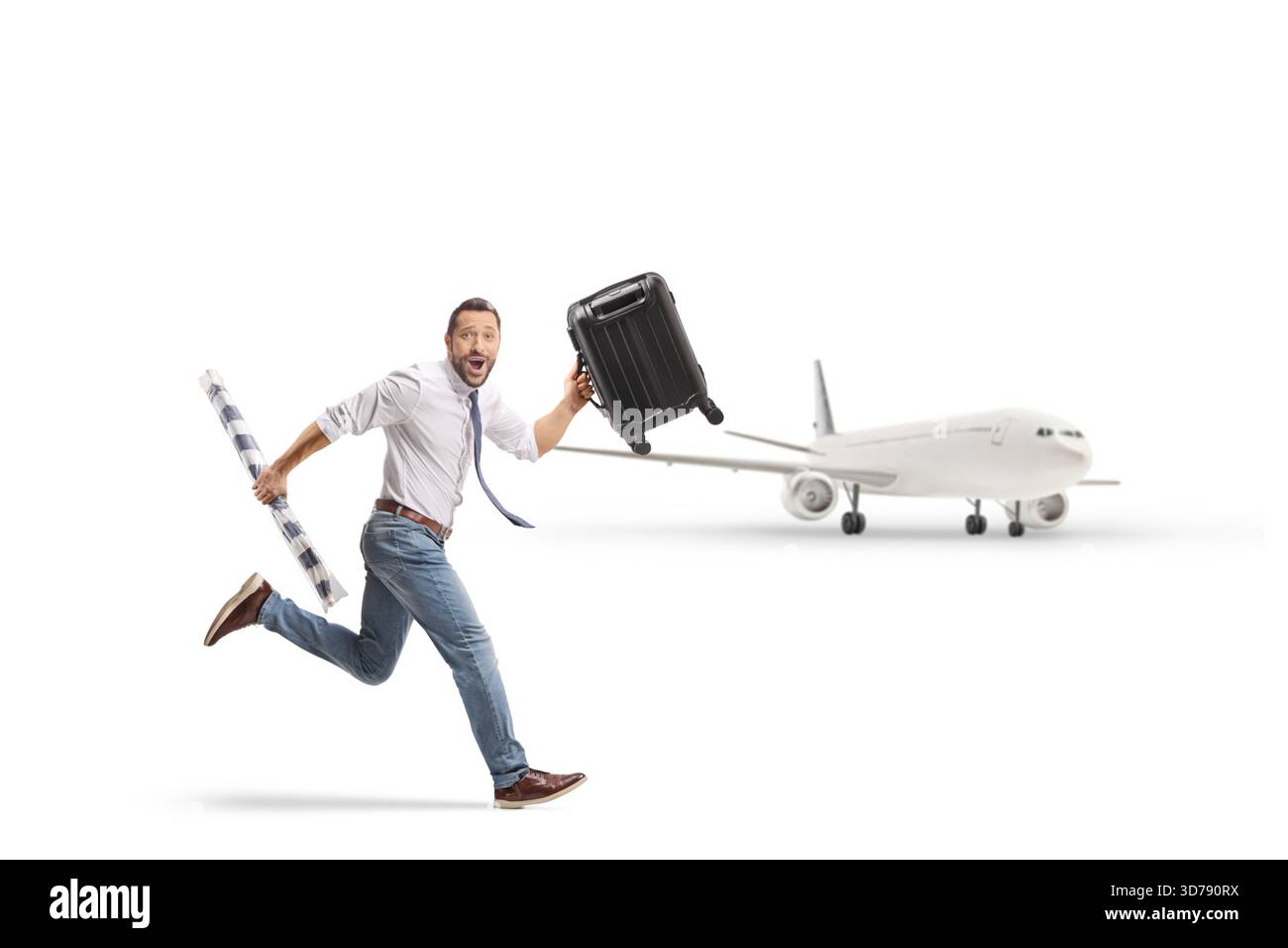 Aufgeregter Mann, der zu einem Flugzeug läuft und in einem Sommerurlaub auf weißem Hintergrund reist Stockfoto