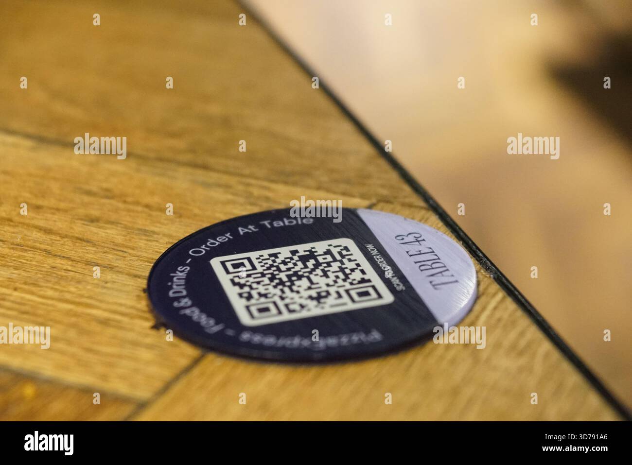 QR-Code-Tabellenmarkierung für die digitale Bestellung in einem Restaurant im Flughafen Edinburgh. Edinburgh, Schottland Stockfoto