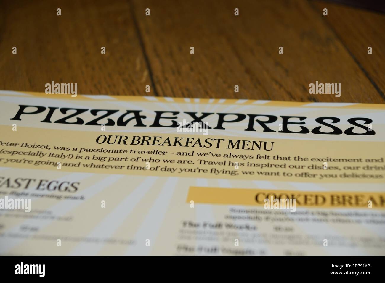 Nahaufnahme des Pizza Express Frühstücksmenüs in einem Restaurant im Flughafen Edinburgh. Edinburgh, Schottland Stockfoto