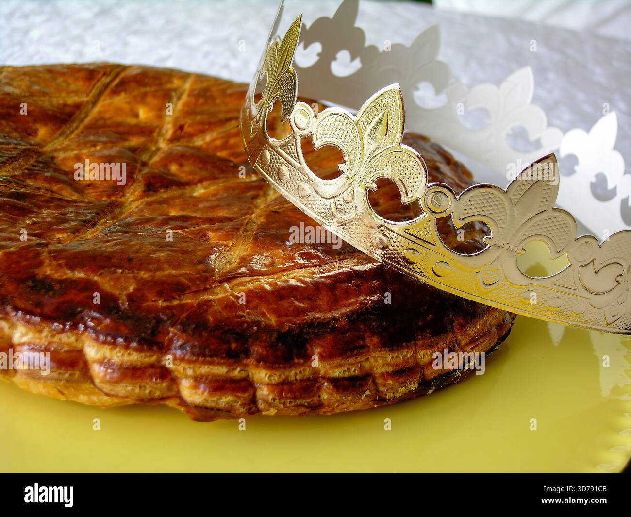 Galette des rois, ein französischer Epiphany-Kuchen, serviert mit einer Krone in Frankreich Stockfoto