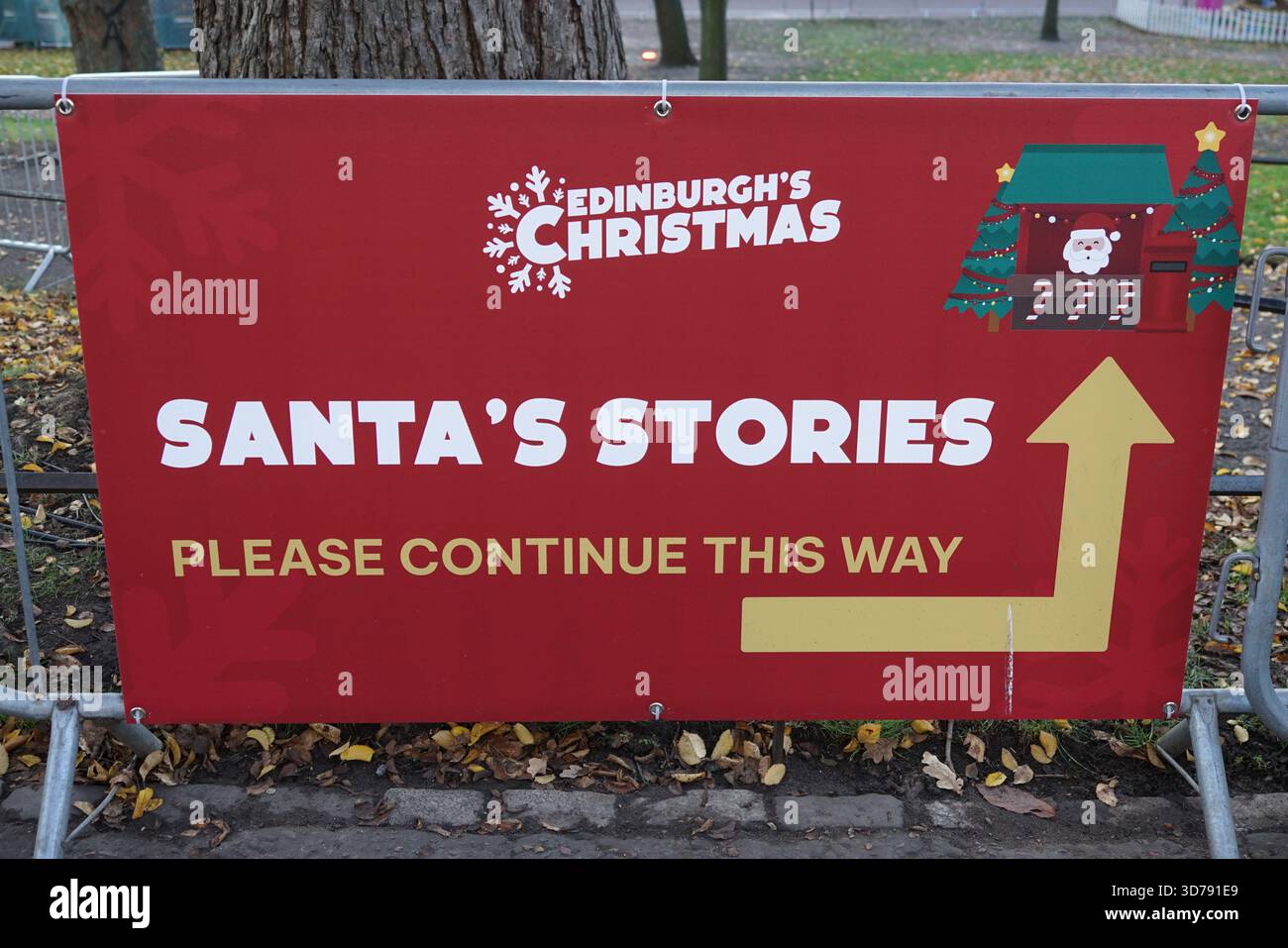Richtungsschild für die Attraktion „Santa’s Stories“ bei Edinburghs Weihnachtsveranstaltung, ausgestellt im Freien in einem Park. Edinburgh, Schottland Stockfoto