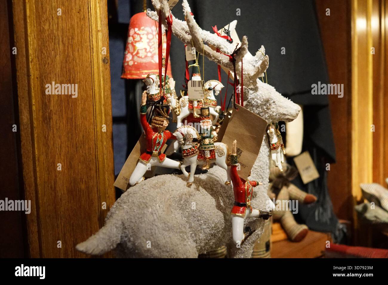 Festliche Rentierfigur mit hängenden Weihnachtsschmuck in einem Geschäft in Edinburgh.Edinburgh, Schottland Stockfoto