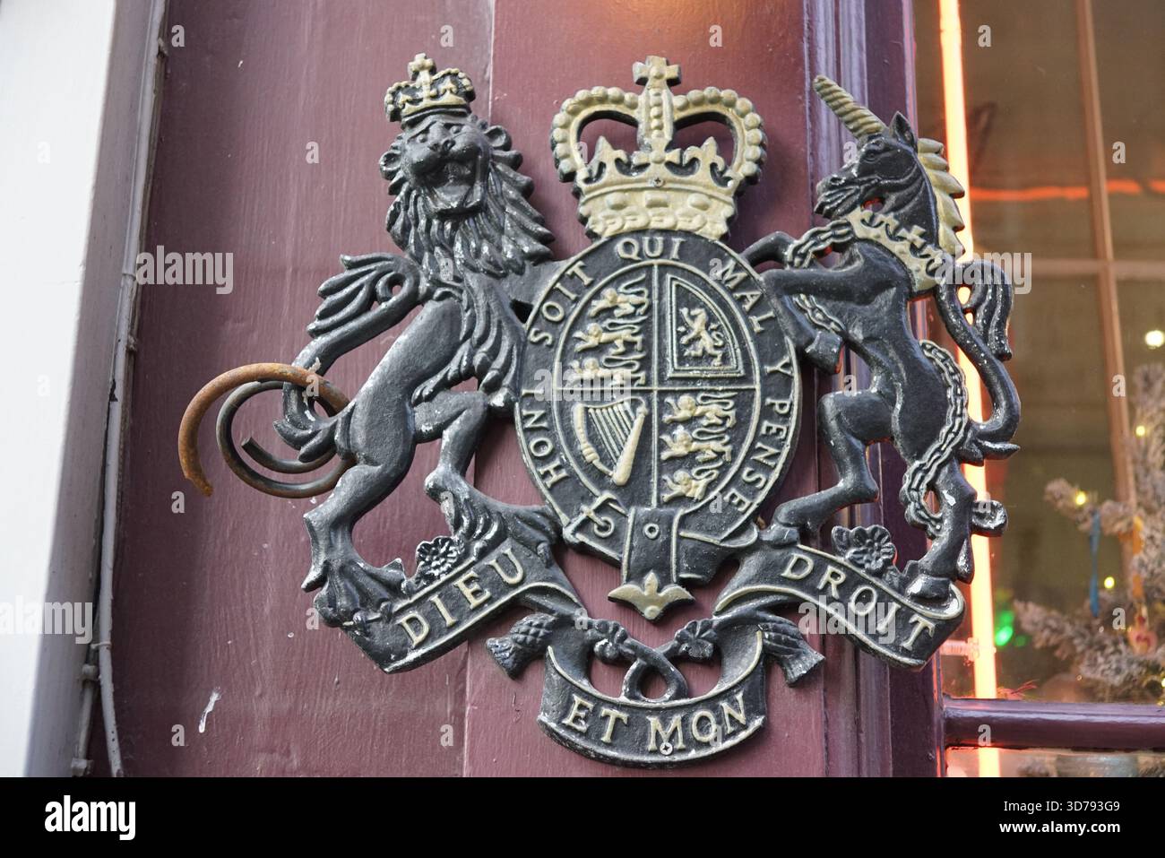 Dekoratives britisches königliches Wappen mit Löwe und Einhorn an einer Gebäudewand in Edinburgh. Edinburgh, Schottland Stockfoto