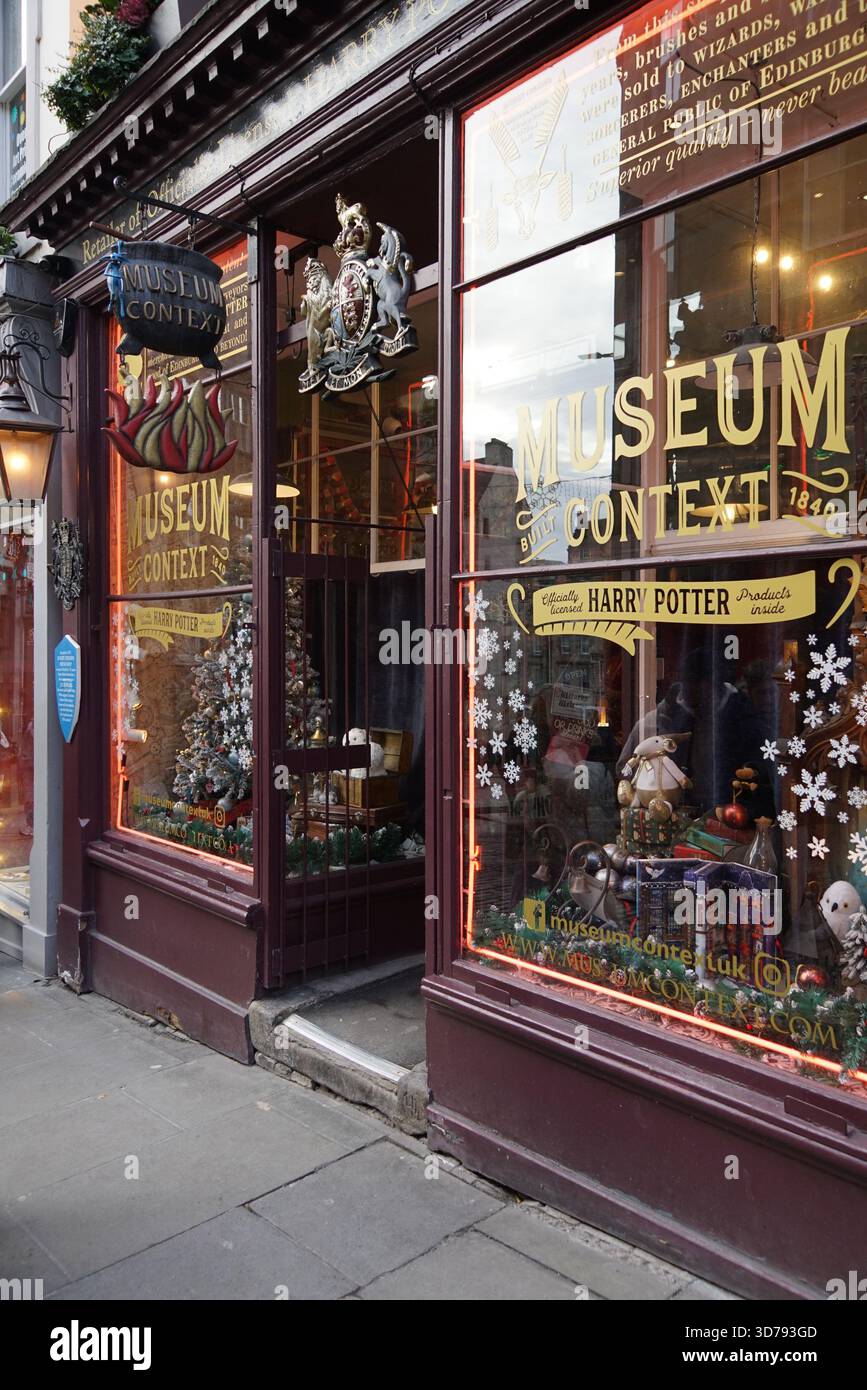 Das Museum Context Shopfront in Edinburgh mit Harry Potter-Themen-Ausstellungen und einem reich verzierten Fenster. Edinburgh, Schottland Stockfoto
