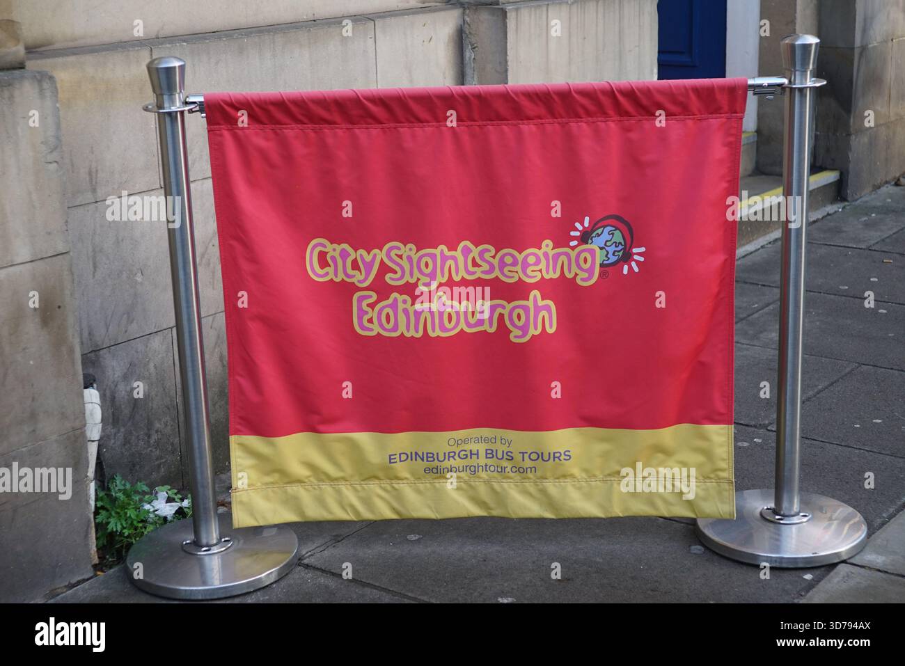City Sightseeing Edinburgh Banner, das einen Halt auf einer Stadtstraße markiert. Edinburgh, Schottland Stockfoto