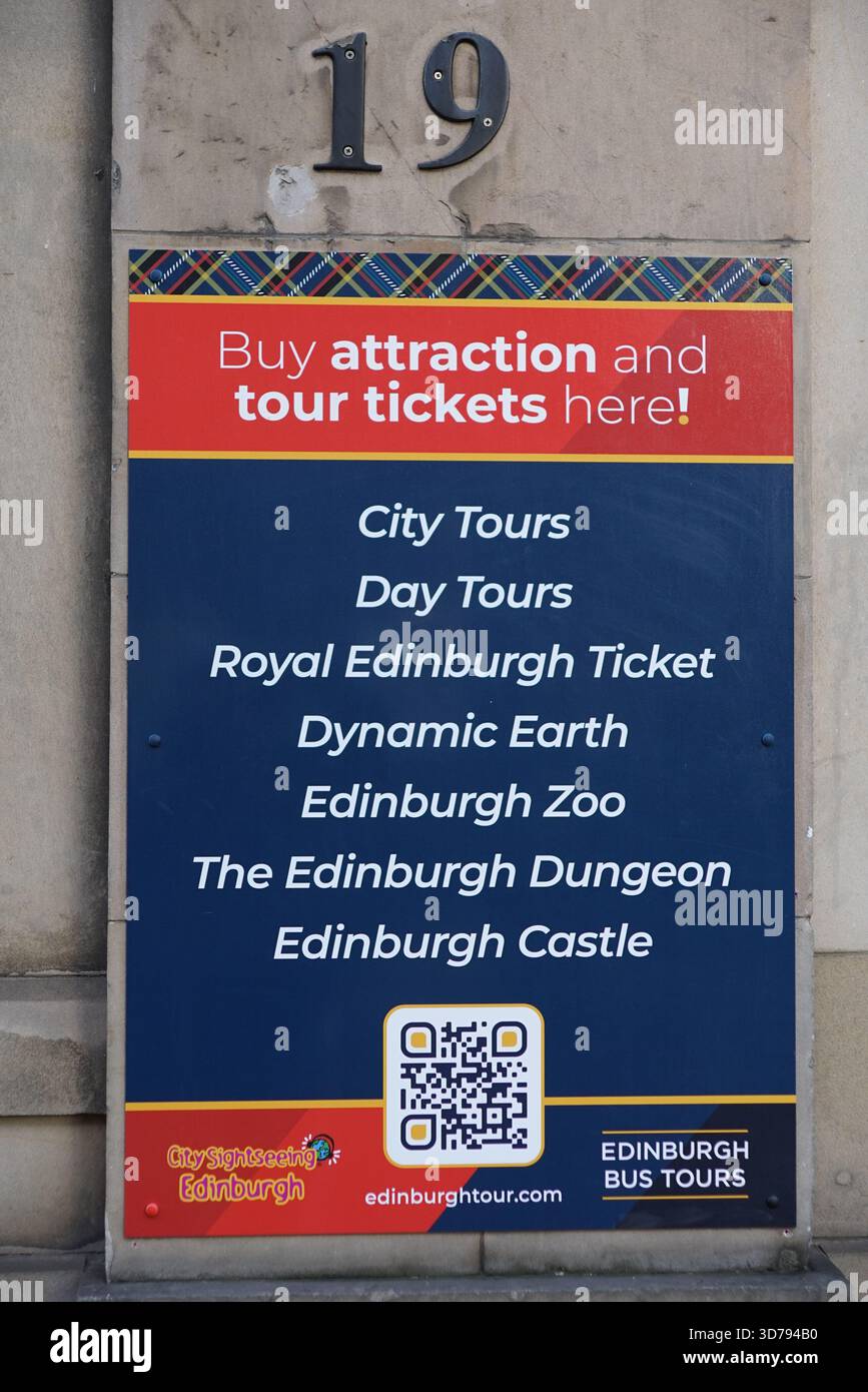Tourismusschild in Edinburgh mit Sehenswürdigkeiten und Ticketoptionen für beliebte Touren und Veranstaltungsorte. Edinburgh, Schottland Stockfoto