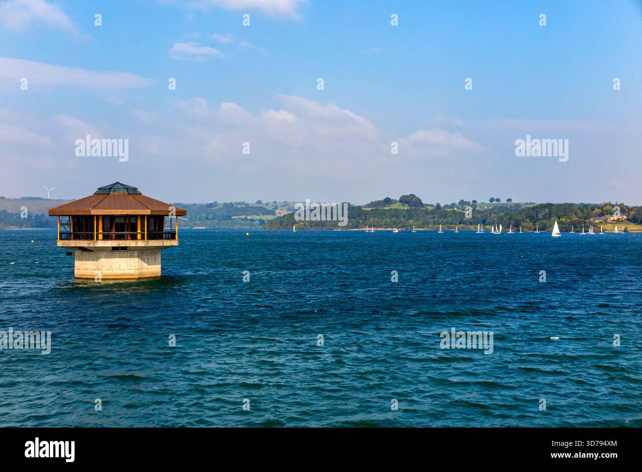 Sommerszene am Carsington Water, einem künstlichen Reservoir im Besitz von Severn Trent Water im Derbyshire Peak District England, Großbritannien Stockfoto