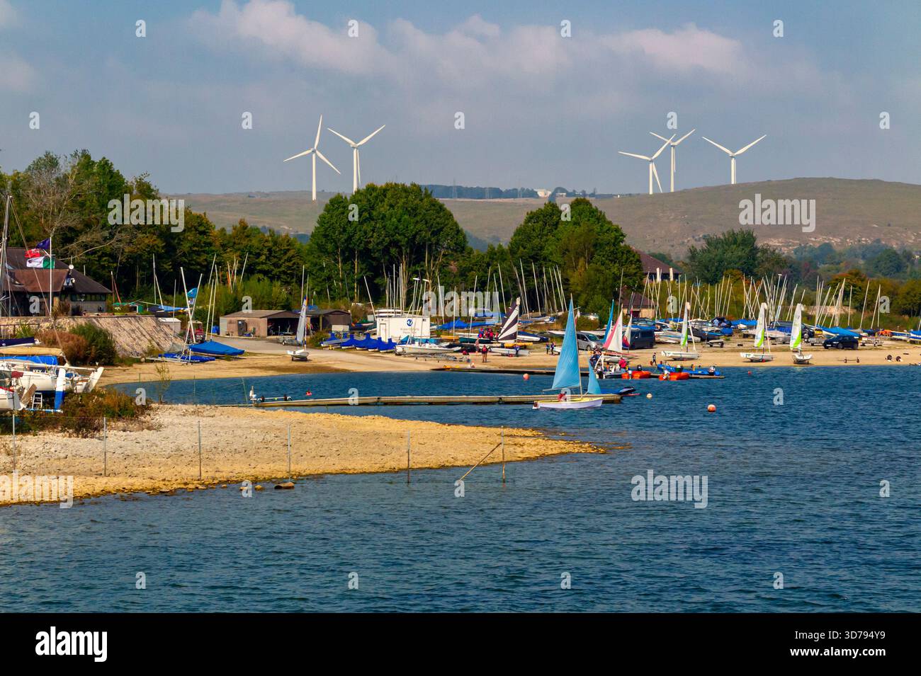 Sommerszene am Carsington Water, einem künstlichen Reservoir im Besitz von Severn Trent Water im Derbyshire Peak District England, Großbritannien Stockfoto