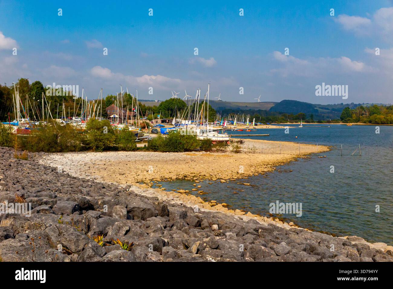 Sommerszene am Carsington Water, einem künstlichen Reservoir im Besitz von Severn Trent Water im Derbyshire Peak District England, Großbritannien Stockfoto