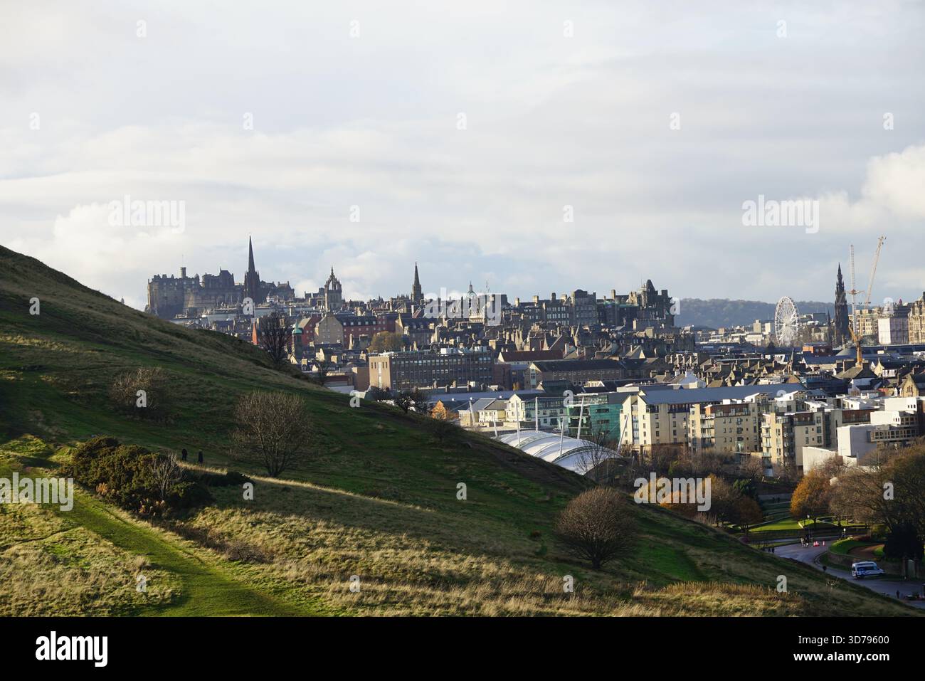 Panoramablick auf Edinburghs historische Skyline von den grasbewachsenen Hängen des Holyrood Park. Edinburgh, Schottland Stockfoto