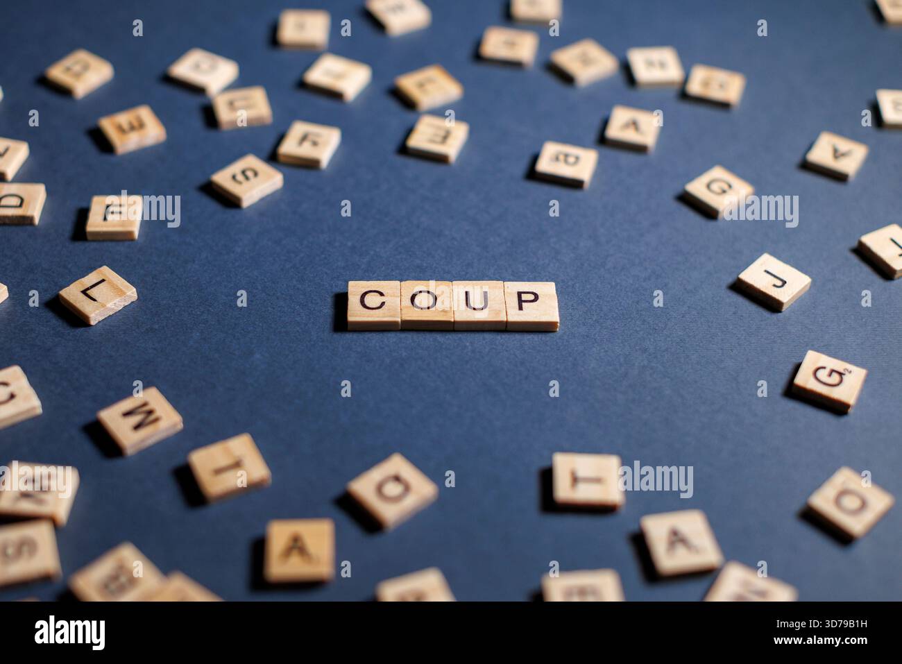 Wortstoß auf dunkler Oberfläche, mit Holzfliesen angeordnet Stockfoto