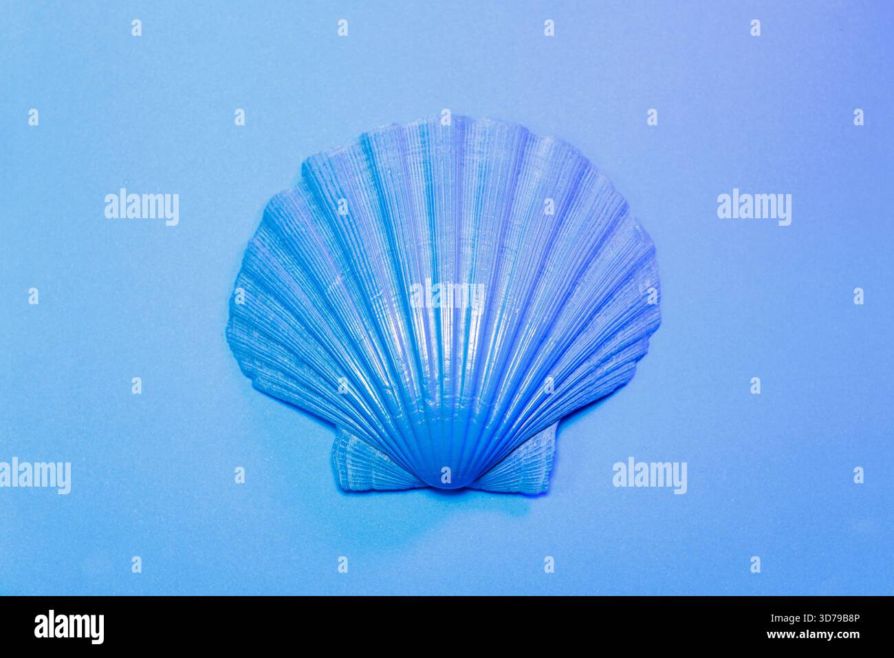 Blaue Schale auf einer flachen blauen Oberfläche Stockfoto