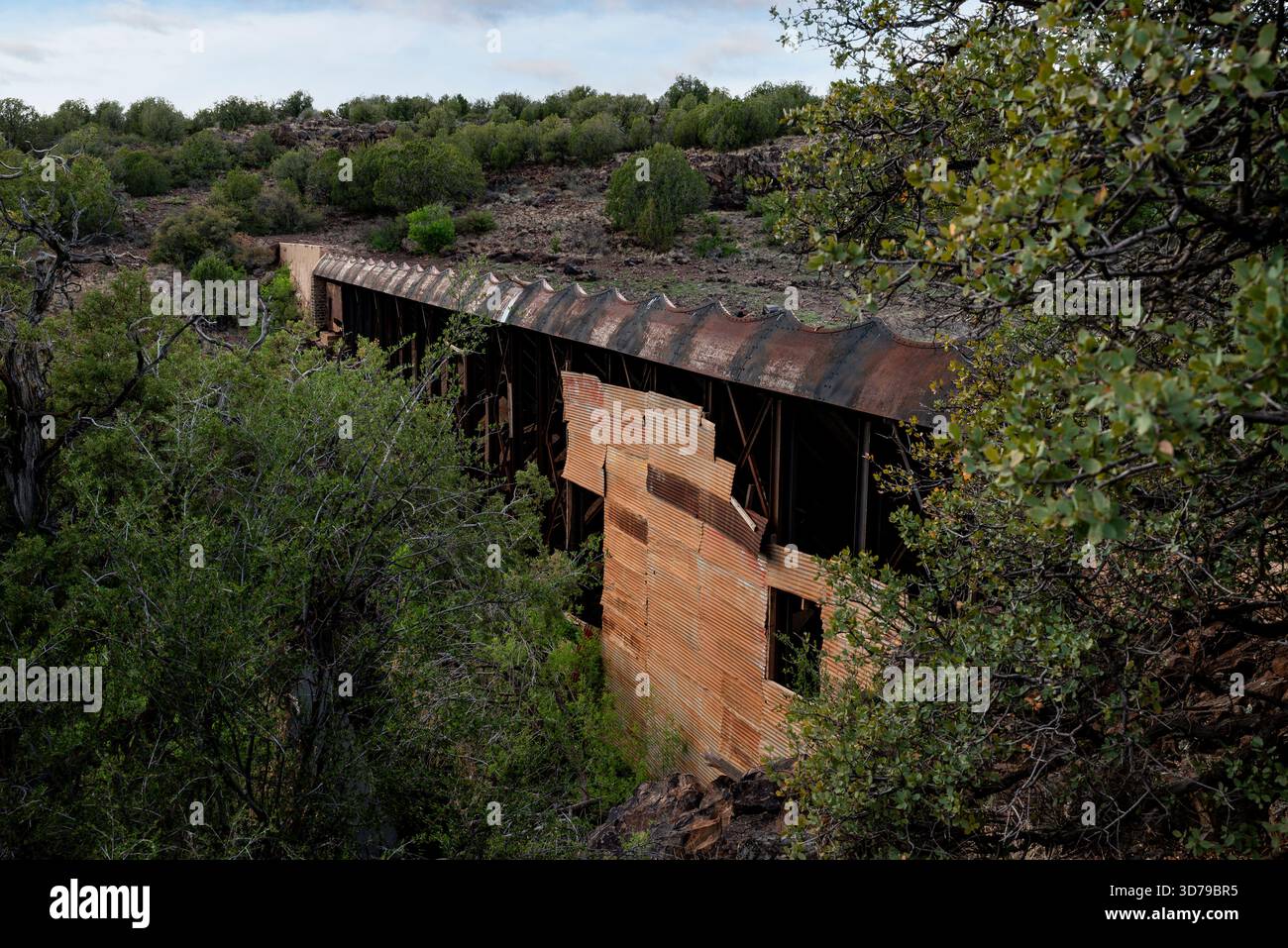 Der Ashfork-Bainbridge Steel Dam wurde von der Atchison, Topeka and Santa Fe Railway gebaut, um eine stabile Wasserversorgung in Ash Fork, Arizona, zu gewährleisten. Stockfoto