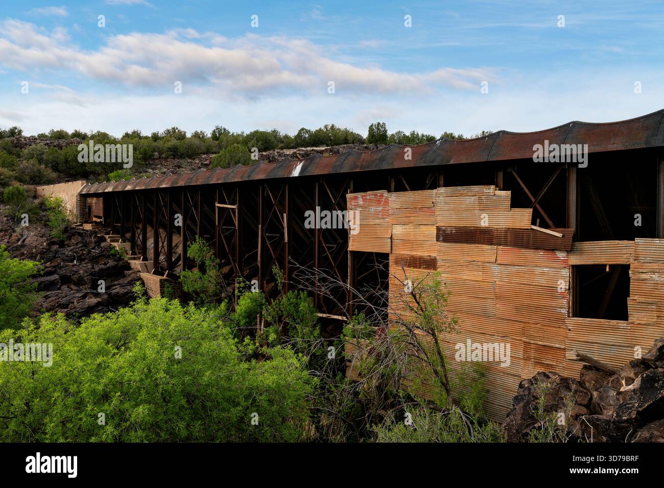 Der Ashfork-Bainbridge Steel Dam wurde von der Atchison, Topeka and Santa Fe Railway gebaut, um eine stabile Wasserversorgung in Ash Fork, Arizona, zu gewährleisten. Stockfoto