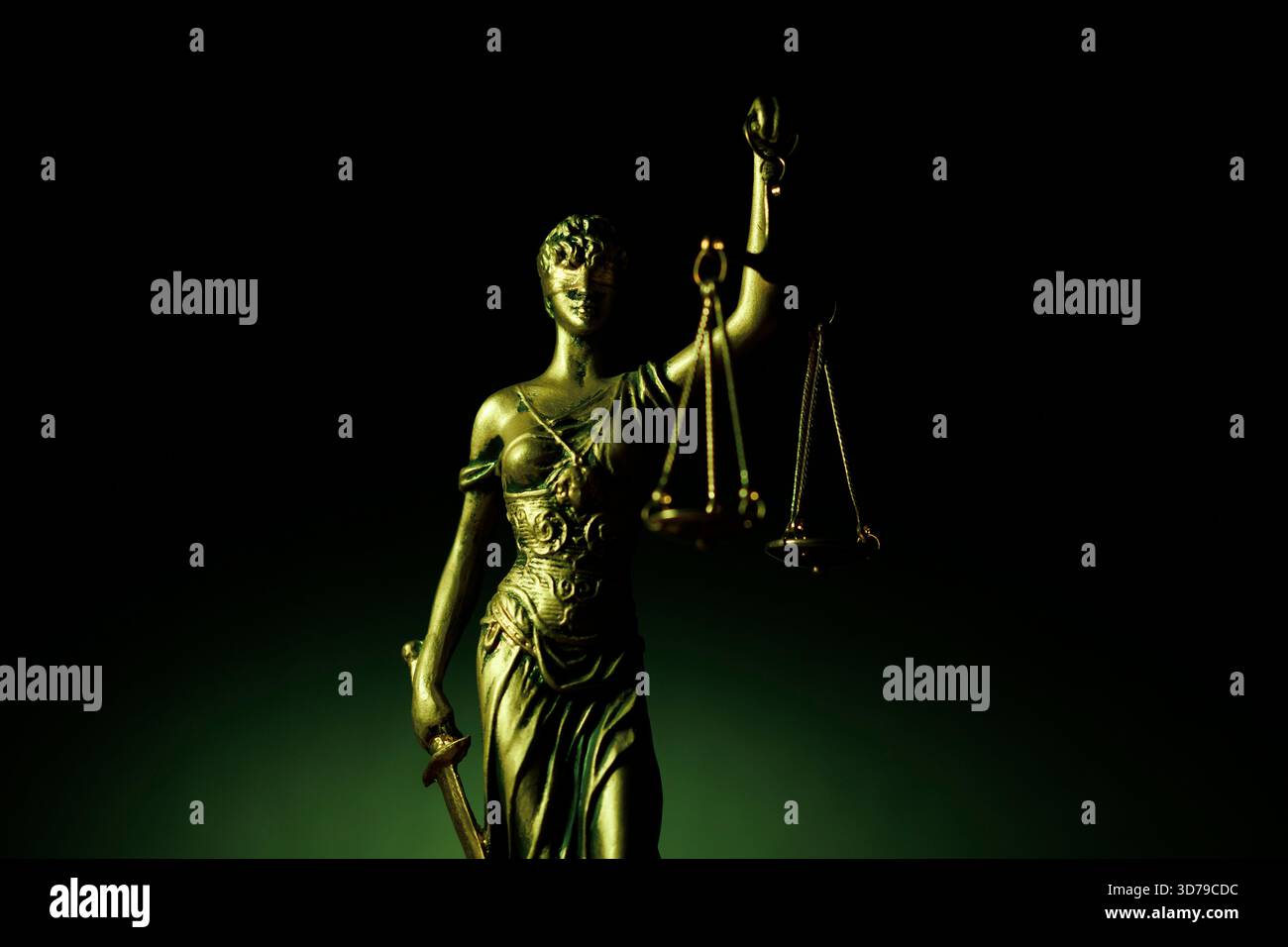Lady Justice mit grünem Hintergrund Stockfoto