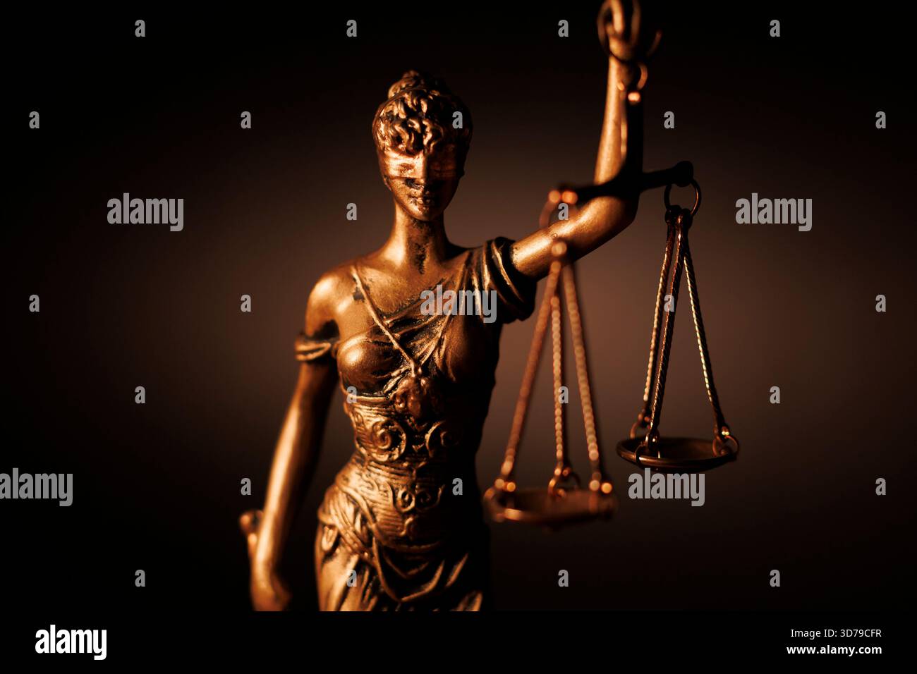 Lady Justice mit orangefarbenem Hintergrund Stockfoto