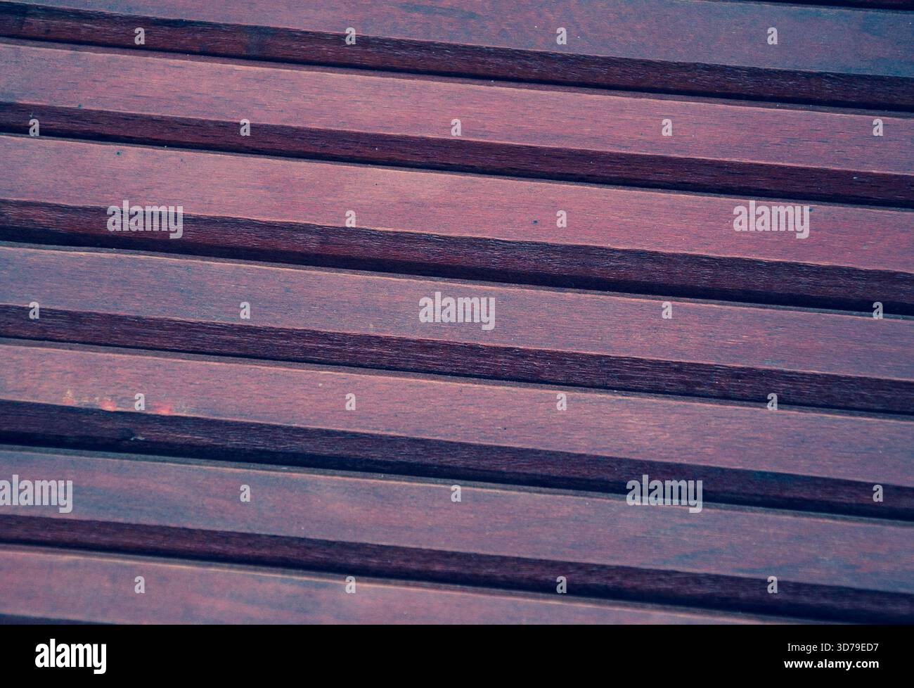 Violetter diagonaler Holzdiagonaldielen Hintergrund. Stockfoto