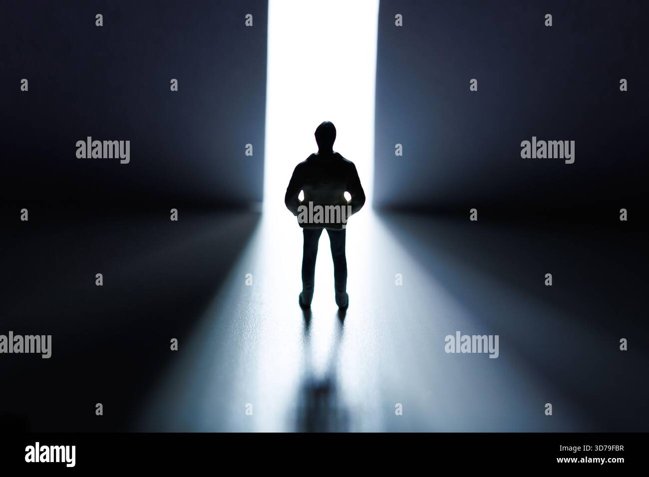 Mann, der vor einer offenen Tür steht, mit Lichtern, die durchkommen Stockfoto