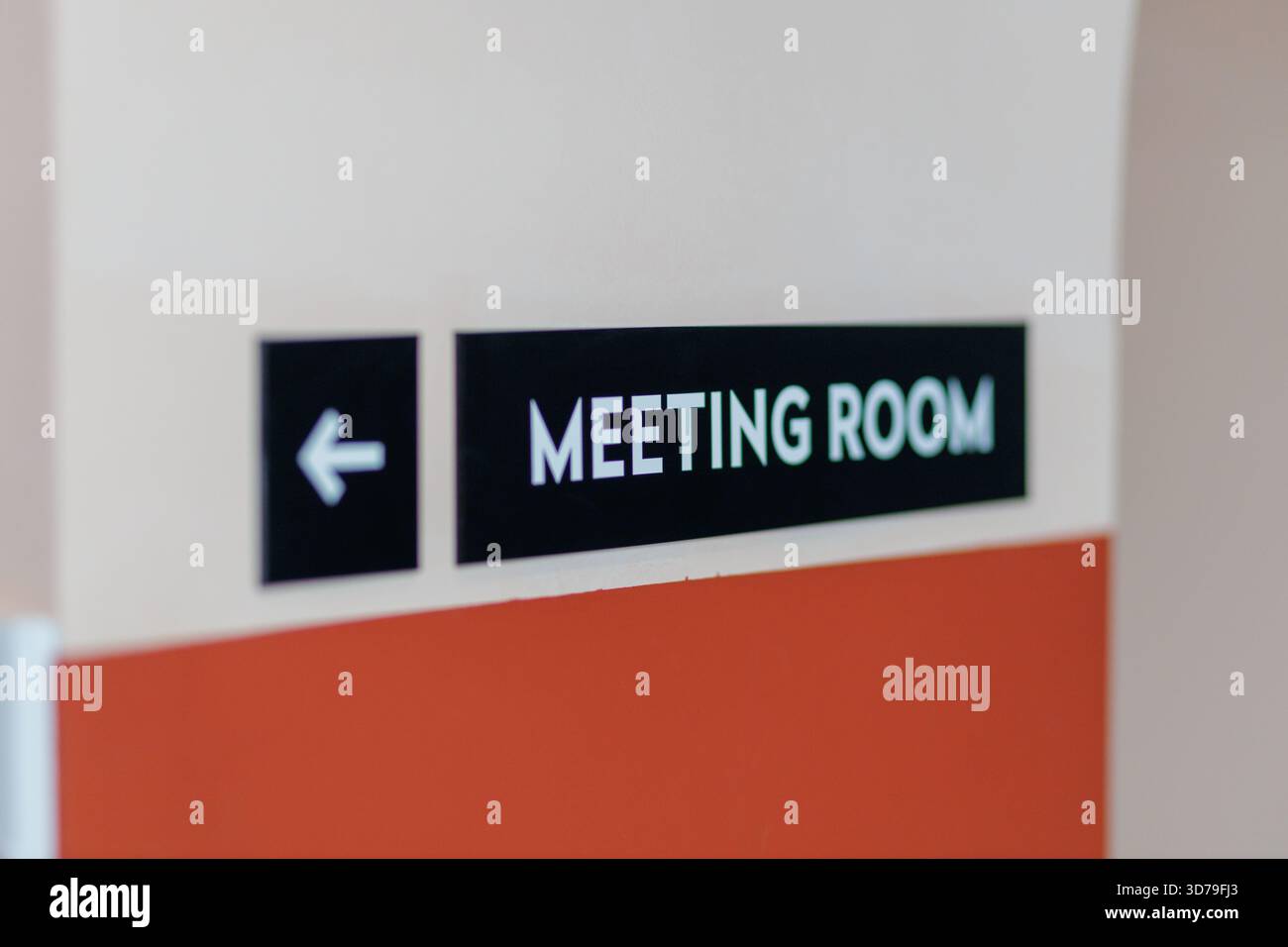 Schild mit Hinweis zum Tagungsraum in Rot-weiß-Design Stockfoto