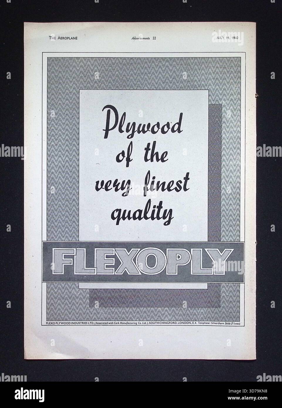 In der Werbung wird Flexopoly-Sperrholz als Material von hoher Qualität beschrieben. Das Layout besteht aus einer markanten Mitteltafel, die von einem Fischgrätenrand umgeben ist. Das Design betont die Festigkeit und die feine Qualität des Sperrholzes, das für die Herstellung oder Reparatur in der Luftfahrt geeignet ist. Als Hersteller wird Flexo Plywood Industries Ltd, South Chingford, genannt. Stockfoto