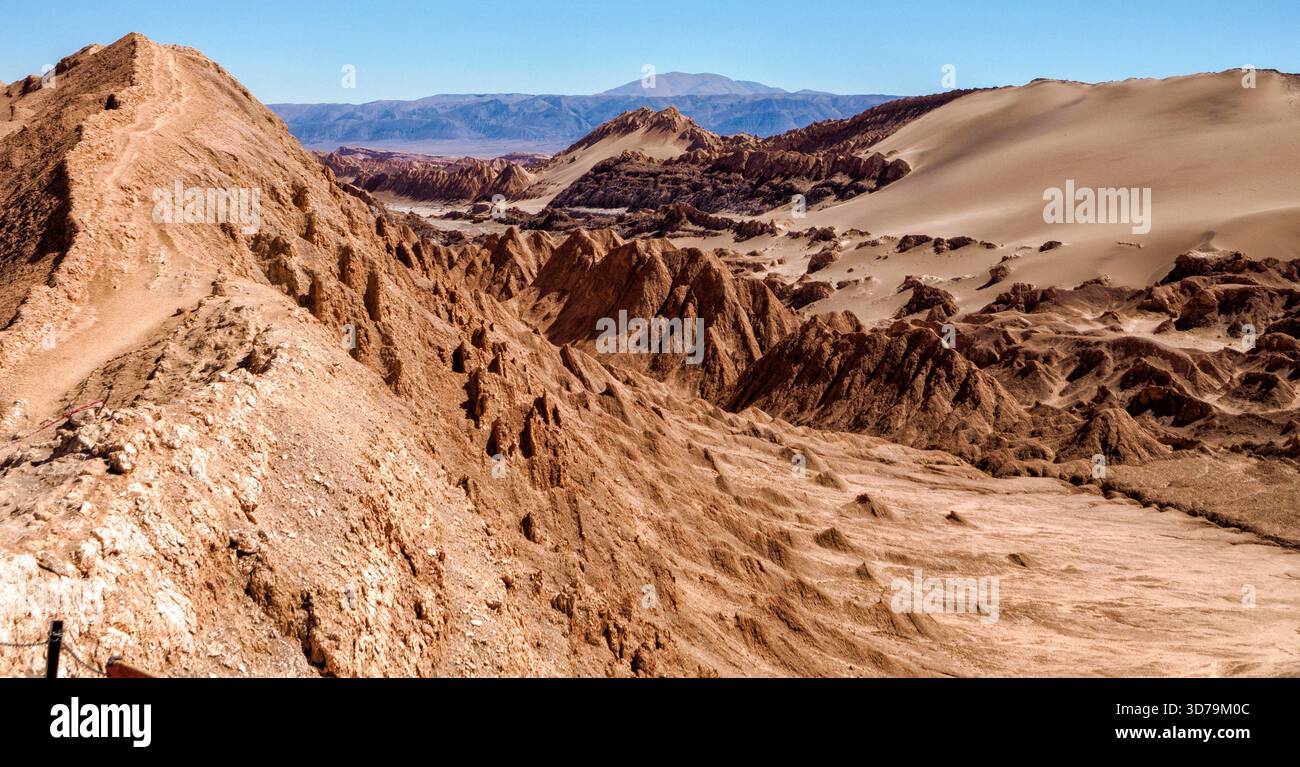 Das Valle de La Luna, das Tal des Mondes sn mit atemberaubenden Felsformationen in der Nähe von San Pedro de Atacama in den chilenischen Anden Stockfoto