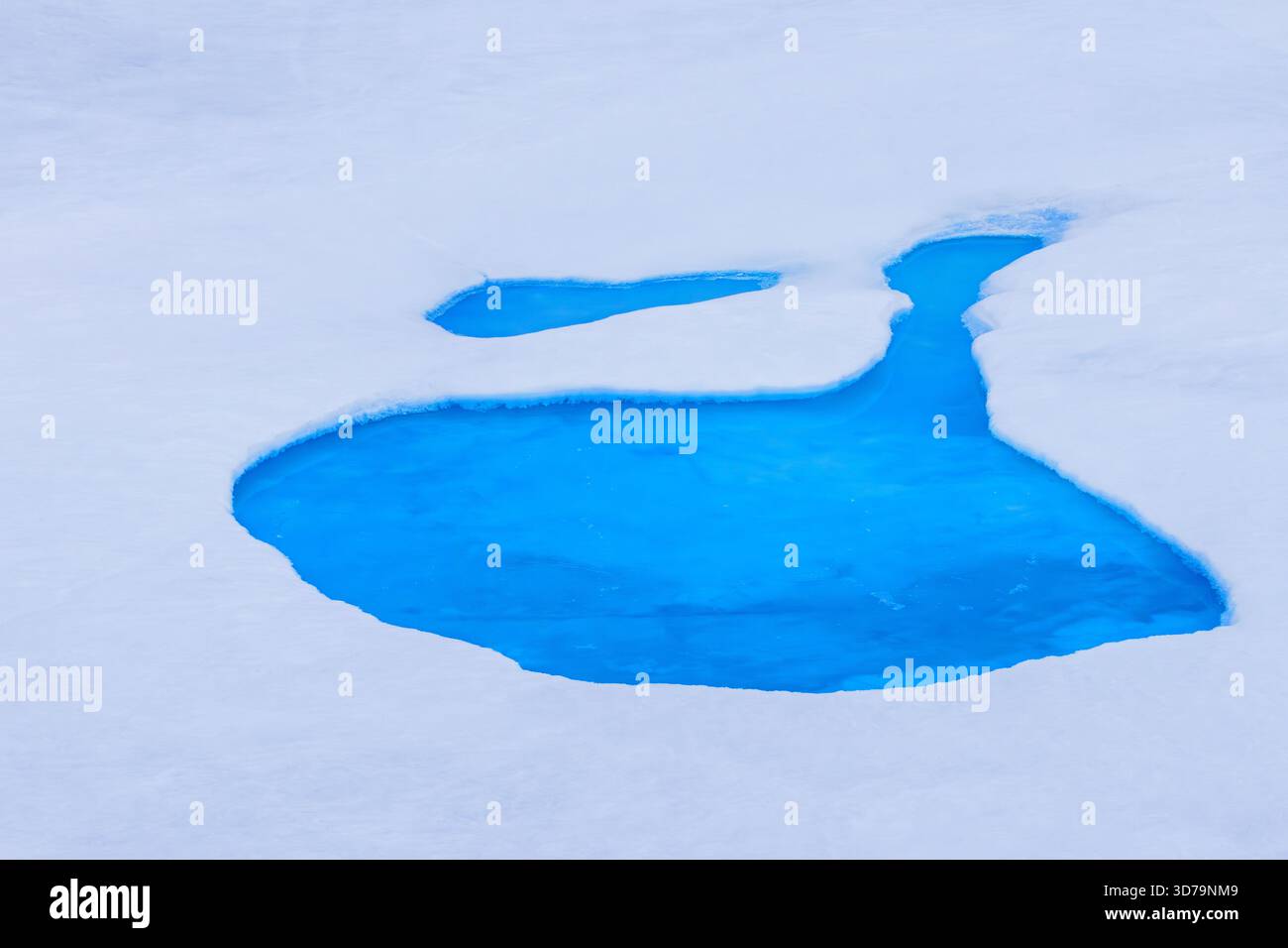Blick aus der Vogelperspektive über das leuchtend blaue Wasser des Schmelzteichs/Schmelzteichs/Schmelzwasserpools auf dem Meereis im Arktischen Ozean bei Svalbard/Spitzbergen, Norwegen Stockfoto