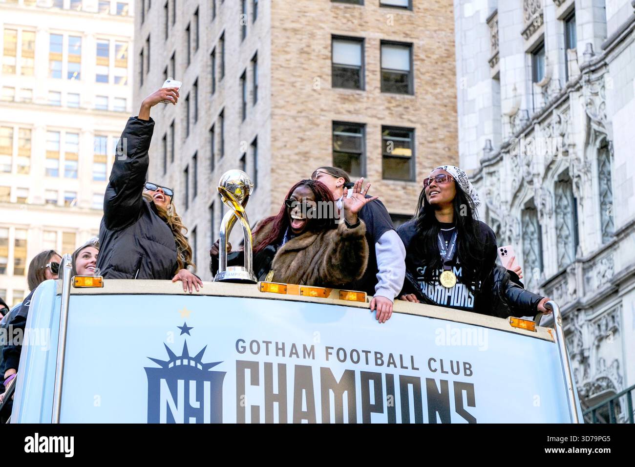 New York, NY, USA. November 2025. Der Gotham FC feiert seinen Sieg bei der National Women's Soccer League Championship 2025 mit einer Parade in Downtown Manhattan am 24. November 2025 in New York City. Quelle: Katie Godowski/Media Punch/Alamy Live News Stockfoto