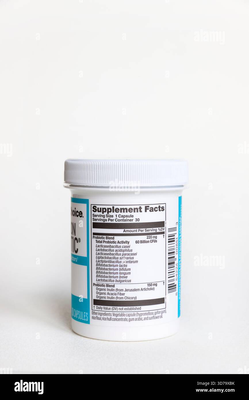 Flaschenetikett mit Probiotika, das eine Mischung aus lebenden Mikroorganismen zeigt, die dazu beitragen, gute und schlechte Bakterien im Magen auszugleichen, was zu einer verbesserten Verdauung führt. Stockfoto