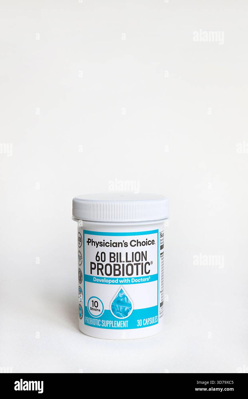 Flasche mit Probiotika gefüllt mit Milliarden lebender Mikroorganismen, die dazu beitragen, gute und schlechte Bakterien im Magen auszugleichen, was zu einer verbesserten Verdauung führt. Stockfoto