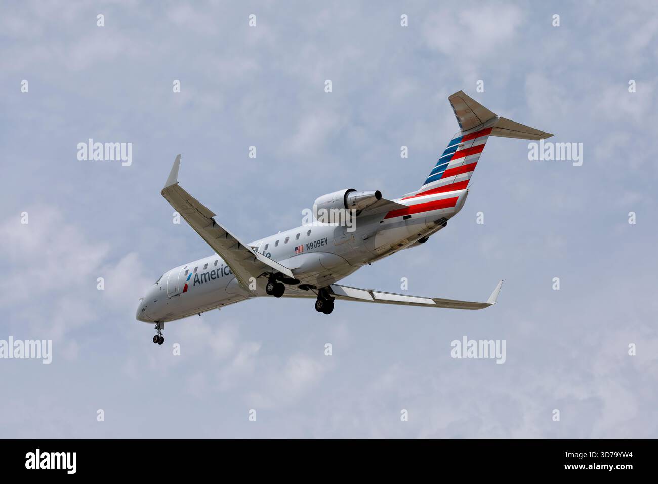 Ein Bombardier Challenger amerikanischer Fluggesellschaften auf dem letzten Anflug nach Chicago O'Hare Stockfoto