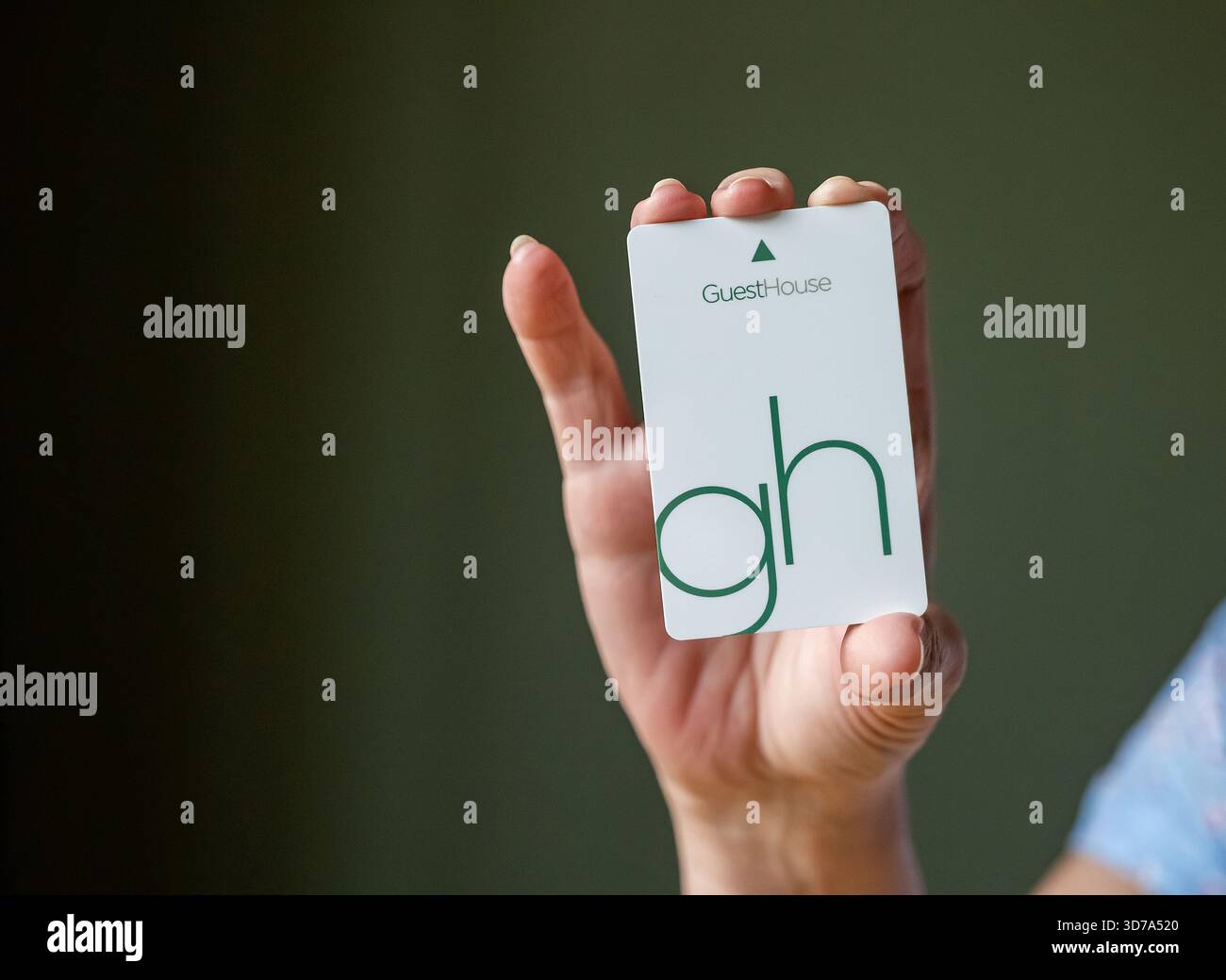 BEMIDJI, MN - 20. JUL 2020: Schlüsselkarte für die Sicherheit der Frauen in der Hand für die Marke Guesthouse Hotels in Nahaufnahme. Stockfoto