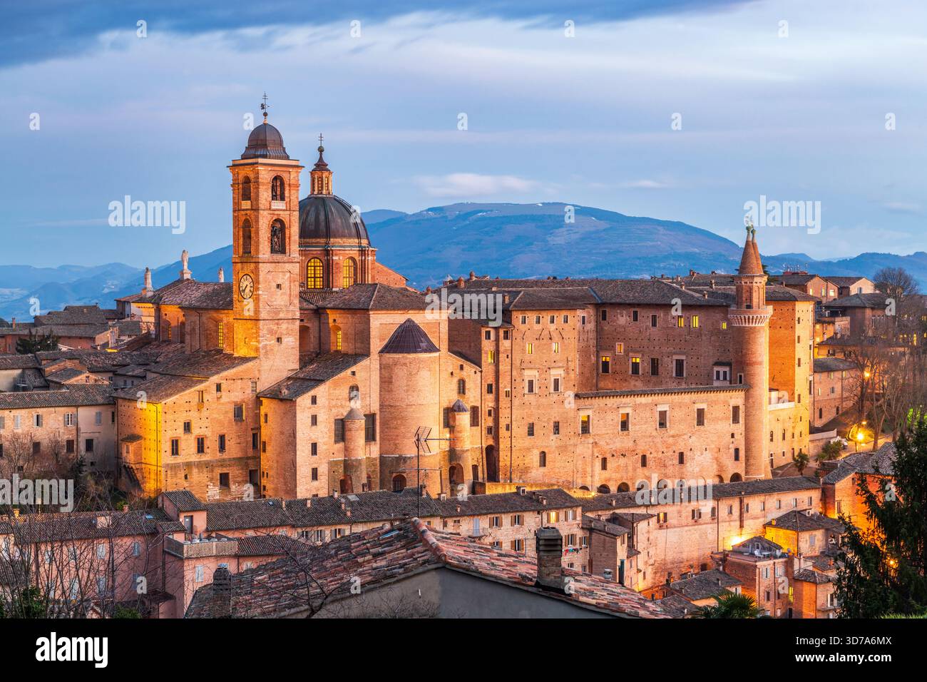 Urbino, Italien, mittelalterliche Stadtmauer in der Region Marken bei Sonnenaufgang. Stockfoto