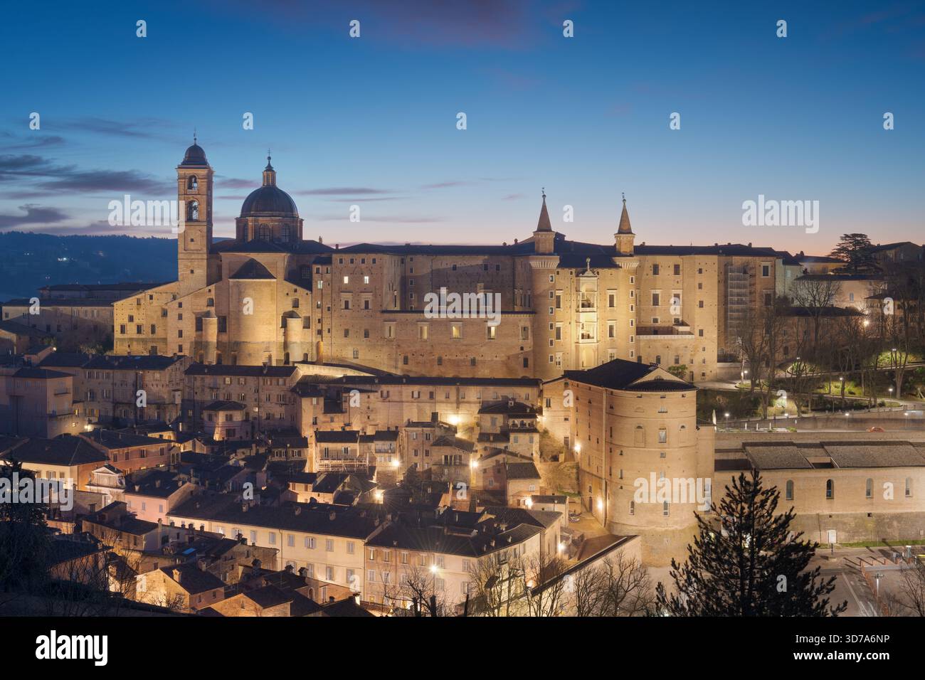 Urbino, Italien, mittelalterliche Stadtmauer in der Region Marken bei Sonnenaufgang. Stockfoto