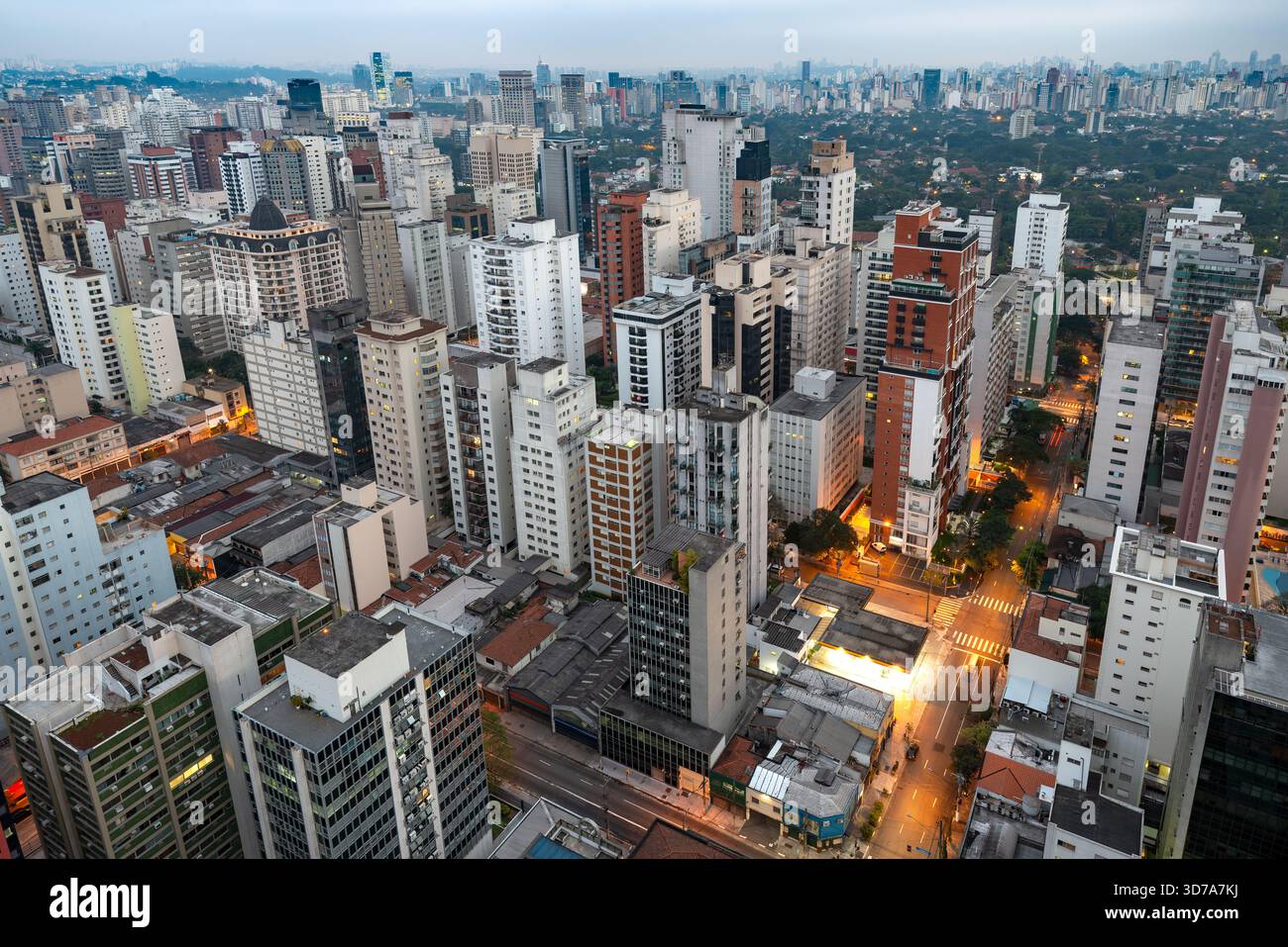 Eine Panoramaaufnahme von Sao Paulo, der größten Stadt Brasiliens, die ihre dichte städtische Entwicklung und die weite Metropolregion hervorhebt. Stockfoto