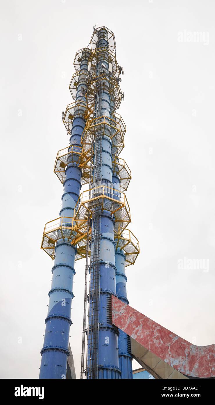 Der Schornstein eines Kohlekraftwerks, das das Fernwärmenetz versorgt. Stockfoto