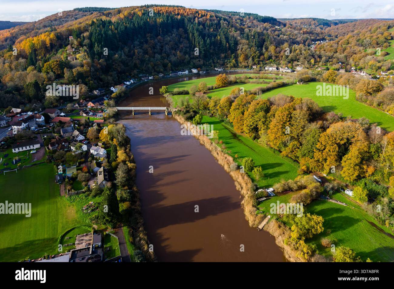 Drohnenaufnahme mit Blick auf das Dorf Tintern und den Fluss Wye im Herbst Stockfoto