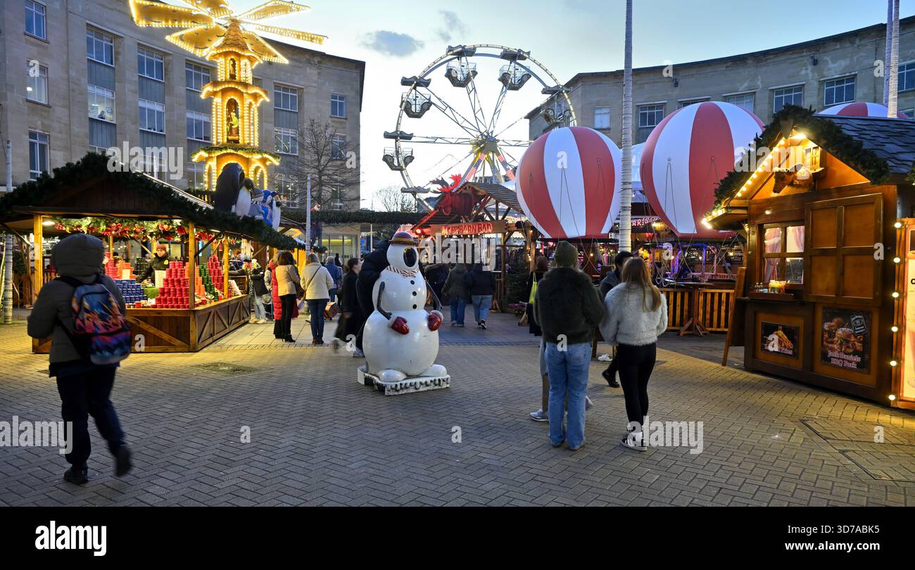 Bristol Weihnachtsmarkt mit Verkaufsständen und Attraktionen, am frühen Abend, Großbritannien Stockfoto