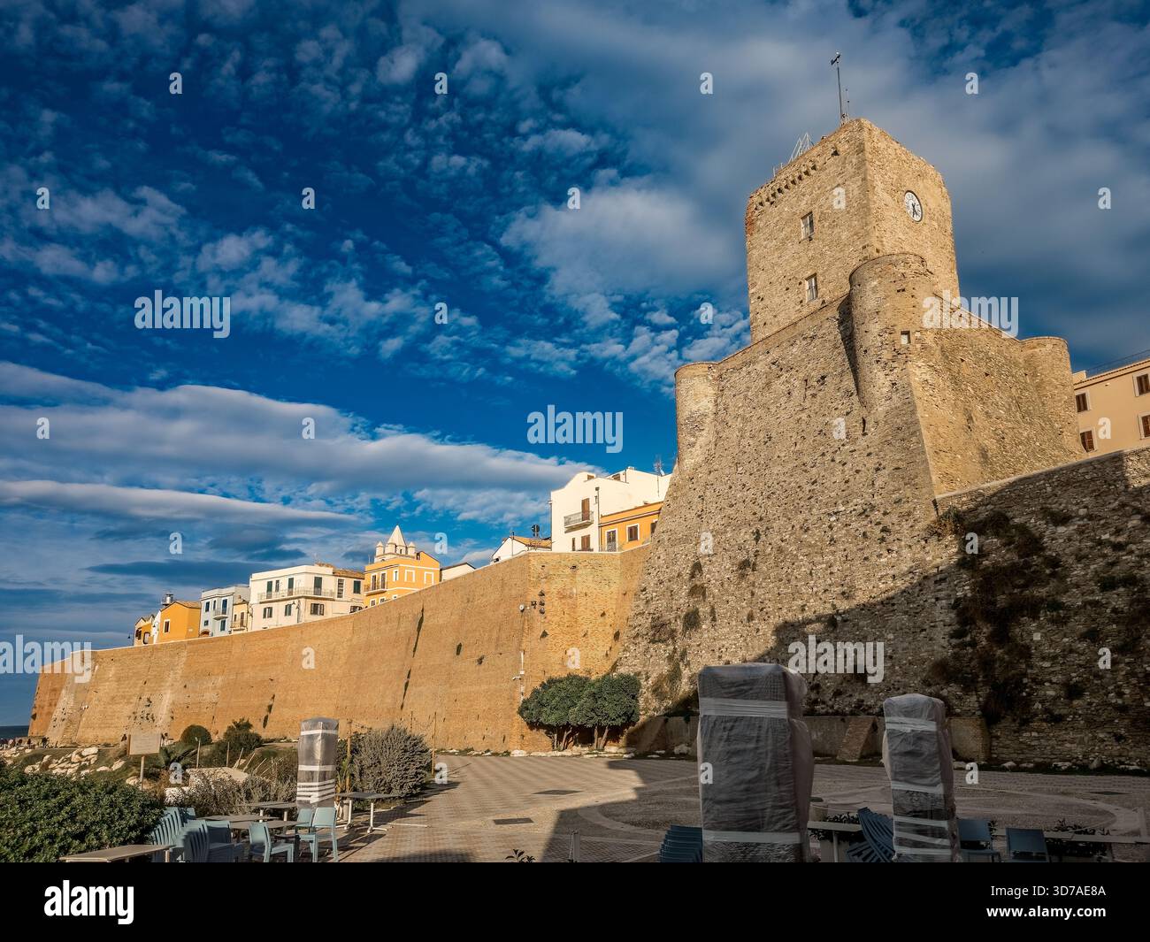 Blick auf die alten Mauern des mittelalterlichen Stadtzentrums von Termoli und den normannischen Burgturm in Molise Italien Stockfoto