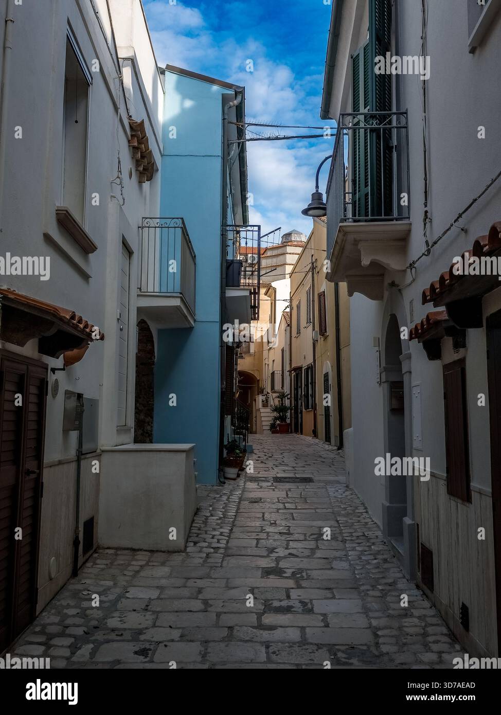 Enge Straße im historischen Zentrum von Termoli Italien Stockfoto