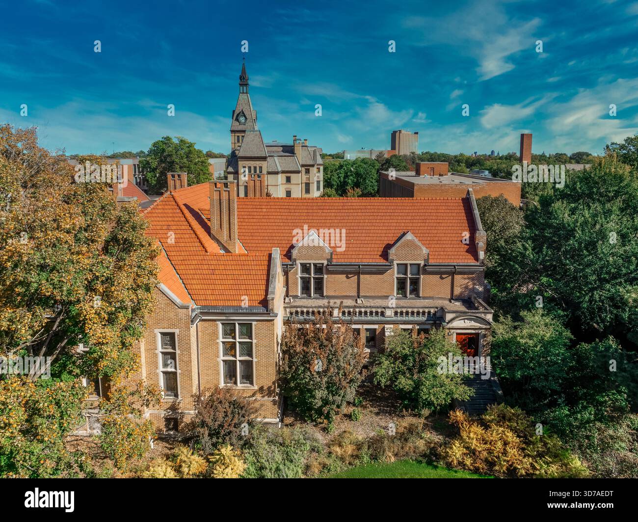Hamline University Giddens/Alumni Learning Center mit dem alten Hauptgebäude im Hintergrund Stockfoto