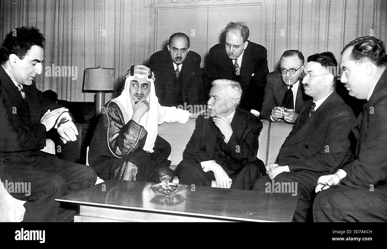 Die Führer des Nahen Ostens in Huddle--die Führer des Nahen Ostens halten heute während der Pause des Politischen Komitees der Generalversammlung der Vereinten Nationen zu Palästina ein Treffen ab. Die Sitzung des Politischen Komitees ging der Versammlung voraus, bei der das Arabische Oberkomitee mit 39 zu 1 Stimmen gleichgestellt wurde. Im Vordergrund stehen: Dr. Charles Malik, Libanon, Prinz Amir Faisal al Saud Saudi Arabien Faris el Khouri, Syrien, Dr. Fadhil Jamali, Irak, und Burhan Udin Bashayan, Irak. Von links nach rechts: Scheich Ahmed A Jabbar, Saudi-Arabien, Dr. Costi K. Zurak, Syrien, Victor Kho Stockfoto