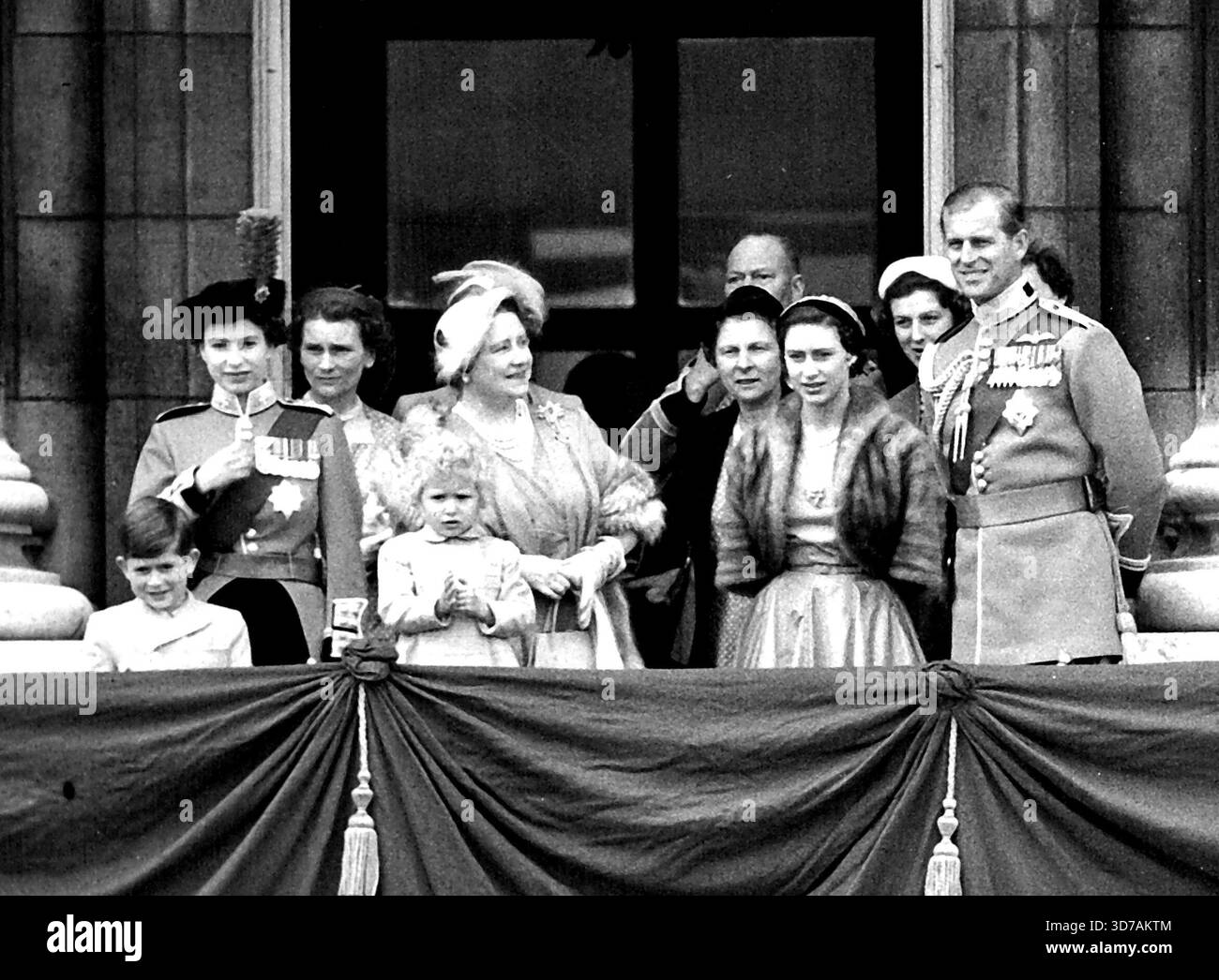 Auf dem Balkon - vom Balkon des Buckingham-Palastes die Königin mit Prinz Charles, der Herzogin von Gloucester, der Königin Mutter, Prinzessin Anne, Herzog von Gloucester (Unbekannte Frau), Prinzessin Margaret, Prinzessin Alexandra und Duke of Edinburgh: beobachten Sie die jubelnden Menschenmassen heute Nachmittag. Die Königin ritt heute auf dem Polizeipferd Winston vom Buckingham-Palast, um den Gruß bei der Trooping the Colour-Parade zu nehmen, die ihren offiziellen Geburtstag feiert. Juni 1954. (Foto: Paul Popper, Paul Popper Ltd.) Stockfoto